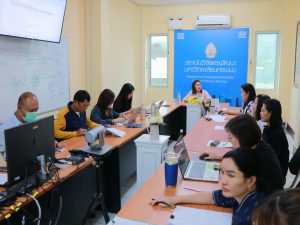 สถาบันวิจัยและพัฒนา มหาวิทยาลัยนครพนม วิพากษ์การเขียนรายงานการประเมินตนเอง (SAR) ประจำปีการศึกษา 2568 img 3494