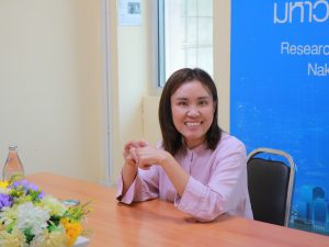 สถาบันวิจัยและพัฒนา มหาวิทยาลัยนครพนม วิพากษ์การเขียนรายงานการประเมินตนเอง (SAR) ประจำปีการศึกษา 2568 img 3504