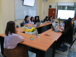 สถาบันวิจัยและพัฒนา มหาวิทยาลัยนครพนม วิพากษ์การเขียนรายงานการประเมินตนเอง (SAR) ประจำปีการศึกษา 2568 img 3505