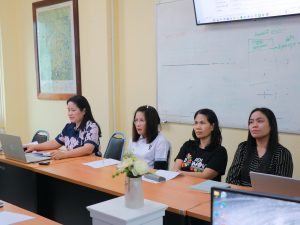 สถาบันวิจัยและพัฒนา มหาวิทยาลัยนครพนม วิพากษ์การเขียนรายงานการประเมินตนเอง (SAR) ประจำปีการศึกษา 2568 img 3517