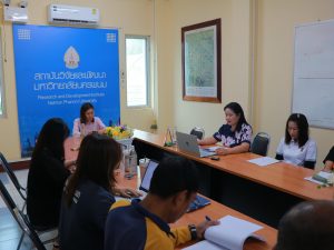 สถาบันวิจัยและพัฒนา มหาวิทยาลัยนครพนม วิพากษ์การเขียนรายงานการประเมินตนเอง (SAR) ประจำปีการศึกษา 2568 img 3518