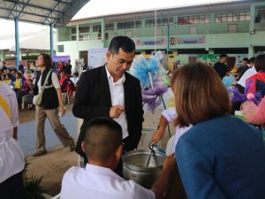 สถาบันวิจัยและพัฒนา มหาวิทยาลัยนครพนม ร่วมต้อนรับรองนายกรัฐมนตรีและรัฐมนตรีว่าการกระทรวง อว. img 5085