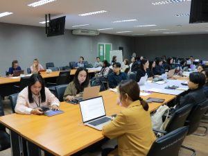 สถาบันวิจัยและพัฒนา มหาวิทยาลัยนครพนม จัดกิจกรรมอบรมเชิงปฏิบัติการประเมินผลกระทบทางสังคม (SIA) และการประเมินผลตอบแทนทางสังคมจากการลงทุน (SROI) img 7554
