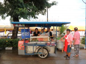 สถาบันวิจัยและพัฒนา มหาวิทยาลัยนครพนม ร่วมกิจกรรม “กินข้าวแลง” ในซุ้มเรือไฟ มหาวิทยาลัยนครพนม 2