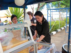 สถาบันวิจัยและพัฒนา มหาวิทยาลัยนครพนม ร่วมกิจกรรม “กินข้าวแลง” ในซุ้มเรือไฟ มหาวิทยาลัยนครพนม img 9898