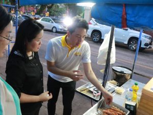 สถาบันวิจัยและพัฒนา มหาวิทยาลัยนครพนม ร่วมกิจกรรม “กินข้าวแลง” ในซุ้มเรือไฟ มหาวิทยาลัยนครพนม img 9907