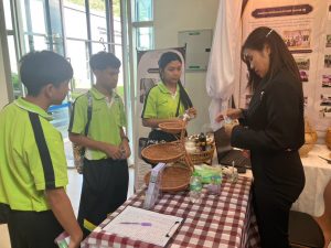 ศูนย์ประสานงาน อพ.สธ. มหาวิทยาลัยนครพนม เข้าร่วมกิจกรรมการประชุมวิชาการและนิทรรศการสวนพฤกษศาสตร์โรงเรียนฯ ระดับภูมิภาค ครั้งที่ 9 line album 131069 261013 12
