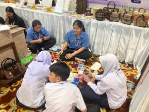 ศูนย์ประสานงาน อพ.สธ. มหาวิทยาลัยนครพนม เข้าร่วมการประชุมวิชาการและนิทรรศการสวนพฤกษศาสตร์โรงเรียนฯ ระดับภูมิภาค ครั้งที่ 9 line album 151069 261015 25