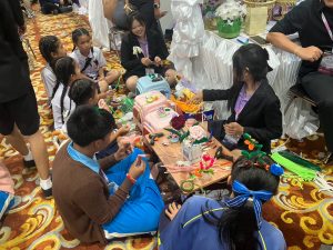 ศูนย์ประสานงาน อพ.สธ. มหาวิทยาลัยนครพนม เข้าร่วมการประชุมวิชาการและนิทรรศการสวนพฤกษศาสตร์โรงเรียนฯ ระดับภูมิภาค ครั้งที่ 9 line album 151069 261015 26