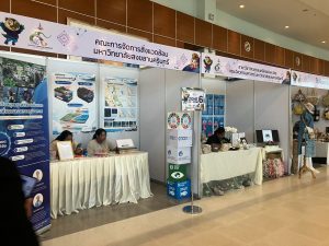 ศูนย์ประสานงาน อพ.สธ. มหาวิทยาลัยนครพนม เข้าร่วมการประชุมวิชาการและนิทรรศการสวนพฤกษศาสตร์โรงเรียนฯ ระดับภูมิภาค ครั้งที่ 9 line album 151069 261015 43