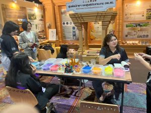 ศูนย์ประสานงาน อพ.สธ. มหาวิทยาลัยนครพนม เข้าร่วมการประชุมวิชาการและนิทรรศการสวนพฤกษศาสตร์โรงเรียนฯ ระดับภูมิภาค ครั้งที่ 9 line album 151069 261015 6